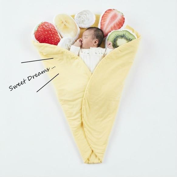 日本推出法式可麗餅嬰兒毛毯 BB被水果忌廉抱枕包圍超得意！