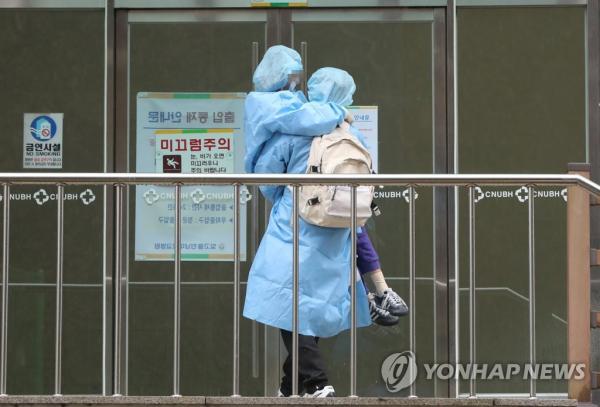 南韓大邱市病床嚴重不足 父親無懼感染抱確診女兒入院！