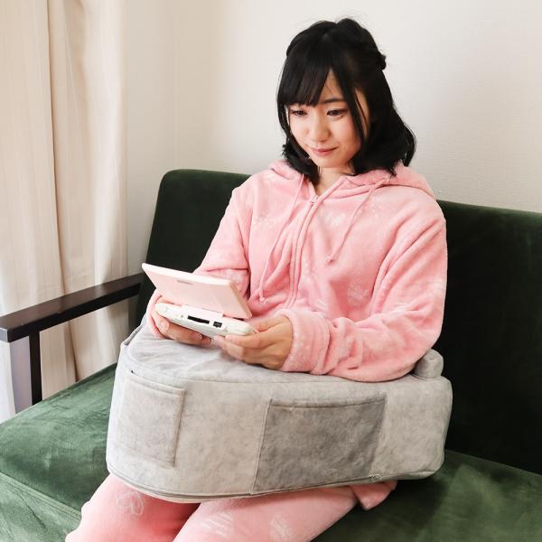 日本推出打機煲劇恩物A形抱枕 長時間玩手機也不會感到累！
