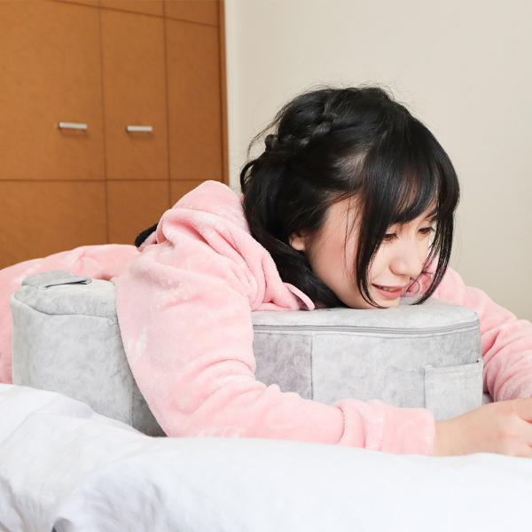 日本推出打機煲劇恩物A形抱枕 長時間玩手機也不會感到累！