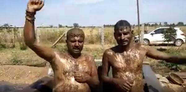 印度議員倡用牛尿牛糞治新冠肺炎 兩漢親身示範浸牛糞浴