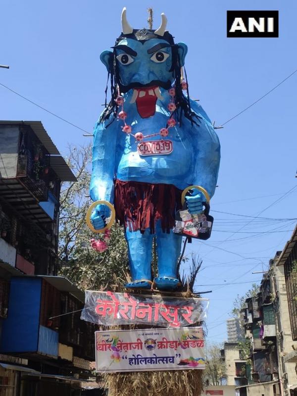 印度色彩節現巨大「武漢肺炎怪獸」 焚燒怪獸象徵驅趕疫症