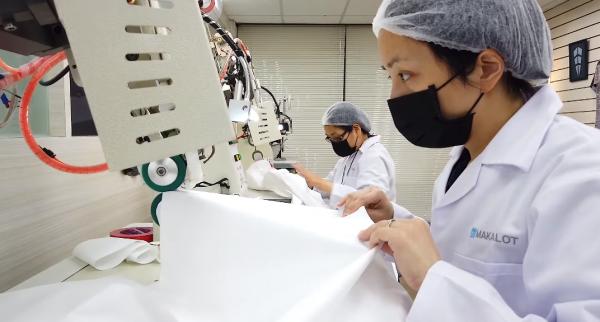 台灣製造百萬件防護衣抗疫 蔡英文：自己的防護衣自己做
