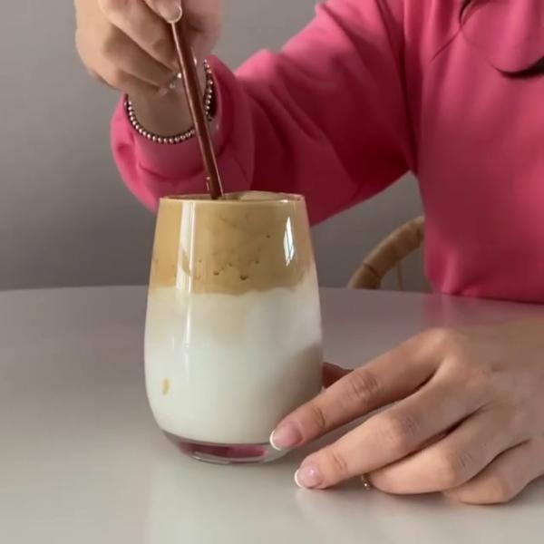 超簡單「手打400次」咖啡焦糖奶蓋！