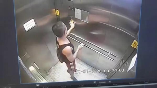 曼谷BTS站內升降機被蓄意污染 男子伸進褲胯再抹按鈕！