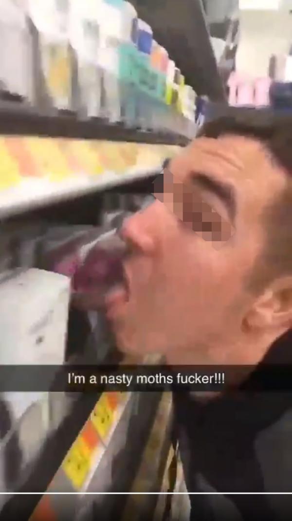用舌頭「橫掃」超市貨架 美國男子：誰害怕冠狀病毒？