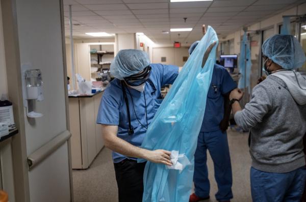 醫護人員垃圾袋當防護衣 形容紐約醫院「如恐怖片」