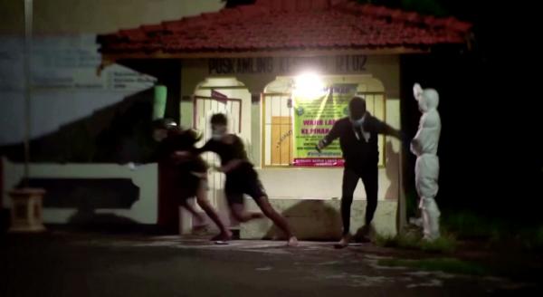 印尼小鎮義工為防止市民外出 聯同警察扮鬼嚇人