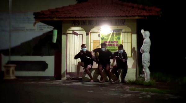 印尼小鎮義工為防止市民外出 聯同警察扮鬼嚇人