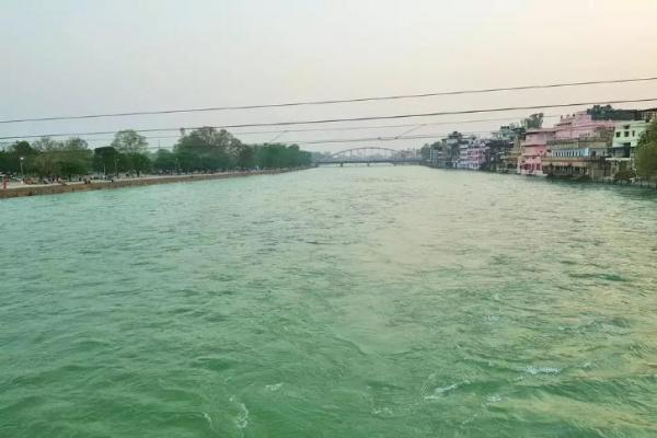 印度封城恆河回復清澈 河水可直接飲用