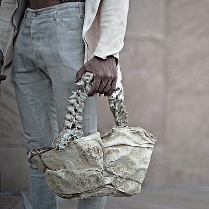 印尼富豪設計人骨手袋售5千美元 取自骨質疏鬆症兒童脊椎！