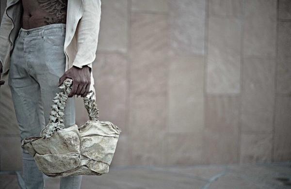 印尼富豪設計人骨手袋售5千美元 取自骨質疏鬆症兒童脊椎！