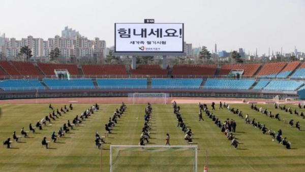 韓國機構足球場草地舉行招聘試 考生抵受寒風應考1.5小時！