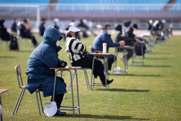 韓國機構足球場草地舉行招聘試 考生抵受寒風應考1.5小時！