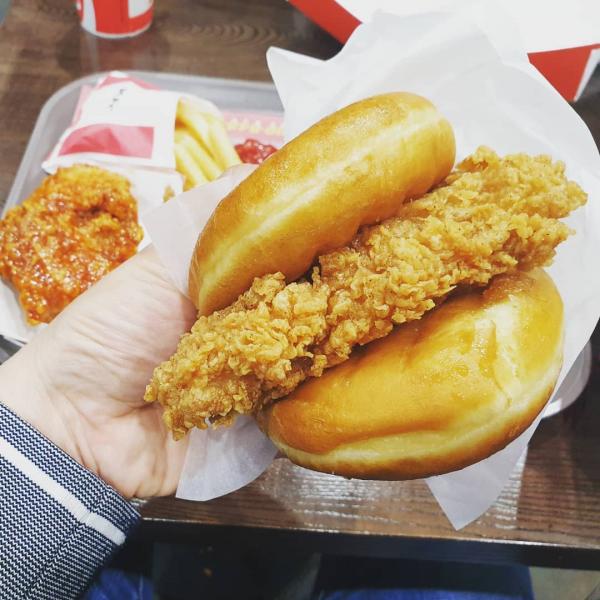韓國KFC聯乘Dunkin' Donut新產品 炸雞冬甩漢堡！
