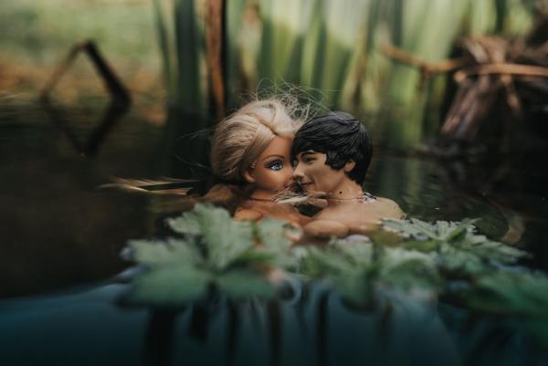 疫情無工作婚禮攝影師自創「Barbie婚禮」萬人爆讚 完整婚禮過程製成相冊、新郎竟不是Ken！