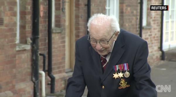 為醫護籌款近3億英國老兵100歲生日 獲頒榮譽上校、收12萬張生日卡、空軍飛行致敬