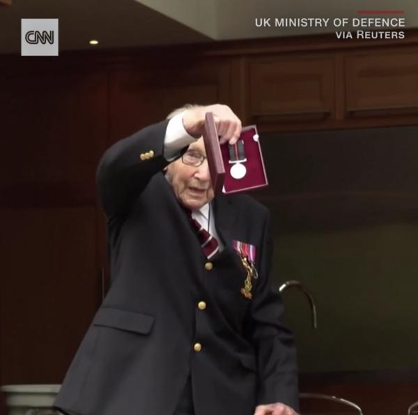 為醫護籌款近3億英國老兵100歲生日 獲頒榮譽上校、收12萬張生日卡、空軍飛行致敬