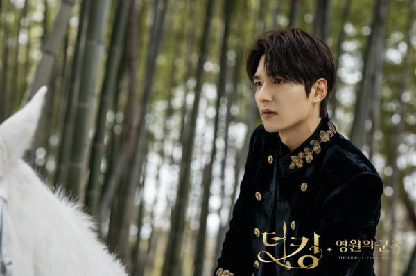 《The King:永遠的君主》景點大公開(持續更新) 穿越時空竹林/騎白馬現身光化門廣場