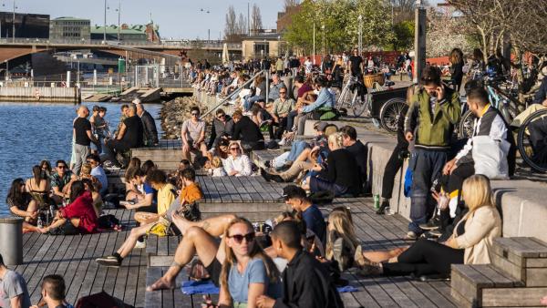 丹麥攝影師拍攝街頭人群「全擠在一起」 同一場景轉換鏡頭再拍呈現極大對比