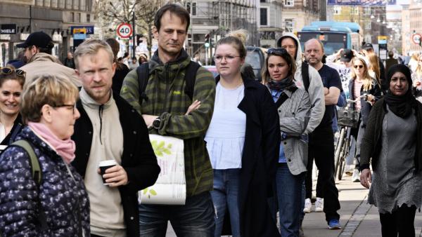 丹麥攝影師拍攝街頭人群「全擠在一起」 同一場景轉換鏡頭再拍呈現極大對比