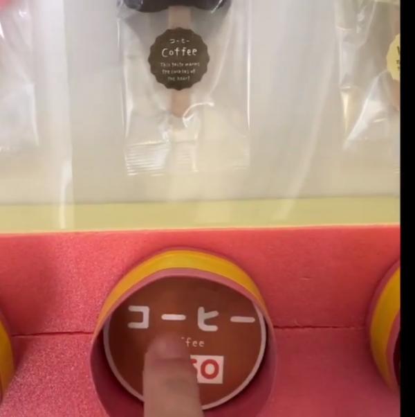 東京甜品店omochi club手動販賣機可愛爆紅 店主躲在機內賣麻糬