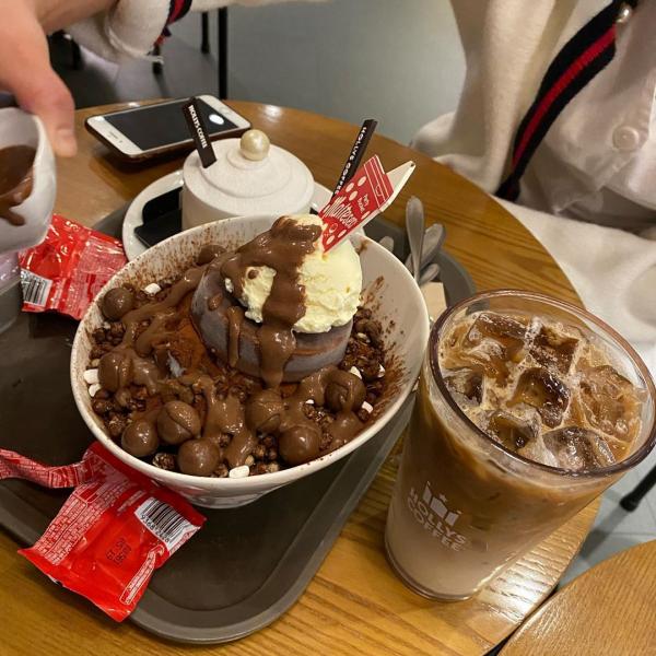 韓國HOLLYS COFFEE期間限定甜品 超邪惡麥提莎牛奶刨冰！
