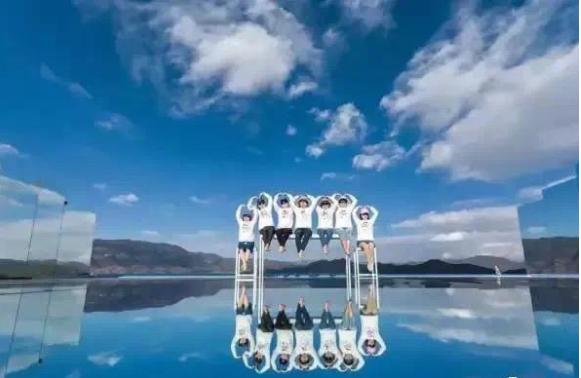內地湖南景點天空之鏡被指照騙 遊客中伏：就一塊鏡子在這裡！