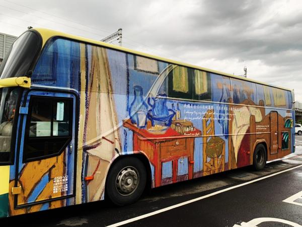 台灣街頭捕獲梵高《星夜》！ 屏東推藝術巴士彩繪世界名畫