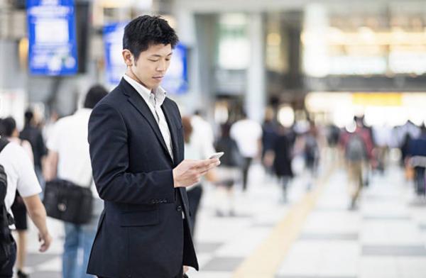 唔睇路意外頻生！ 日本擬立例禁止民眾邊走路邊用手機