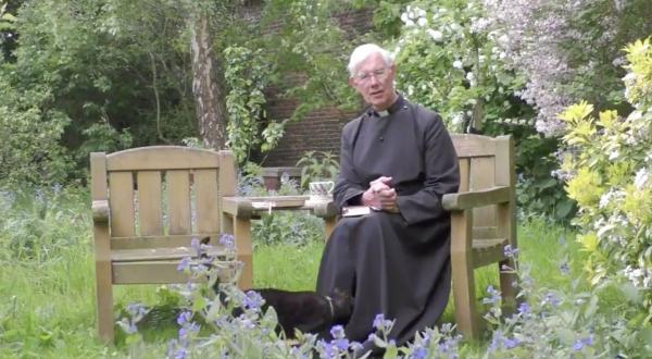 英國教堂牧師拍片作早上講道 可愛黑色生物竄進袍裡引發聽眾爆笑