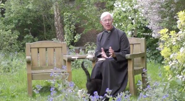 英國教堂牧師拍片作早上講道 可愛黑色生物竄進袍裡引發聽眾爆笑