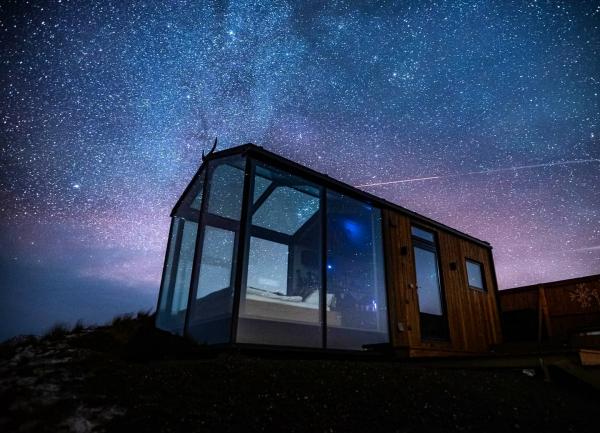 抬頭望向絕美極光星空 冰島玻璃屋浸浴歎住睇景