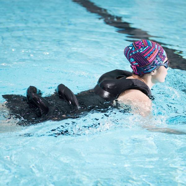 迪卡儂推自帶浮版漂浮泳衣　 不懂游水的女生有救了！