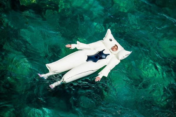 迪卡儂推自帶浮版漂浮泳衣　 不懂游水的女生有救了！