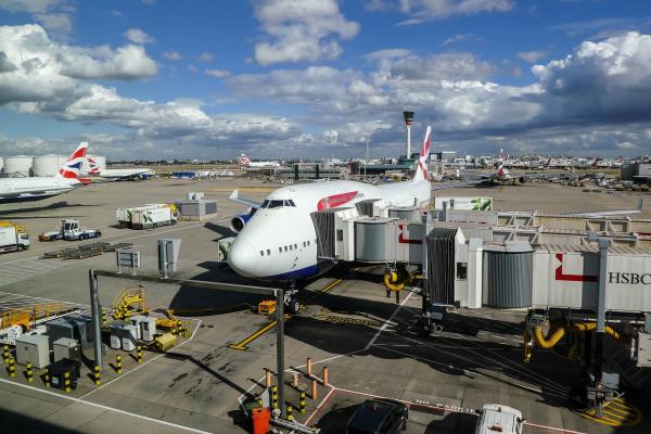 英國機場首推安檢預約制 解封後旅客增加助減排隊時間