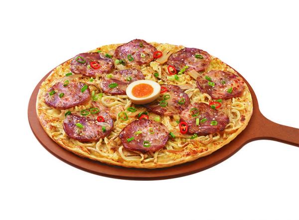 台灣Pizza Hut新出創意拉麵Pizza 搞鬼叉燒拉麵變身薄餅