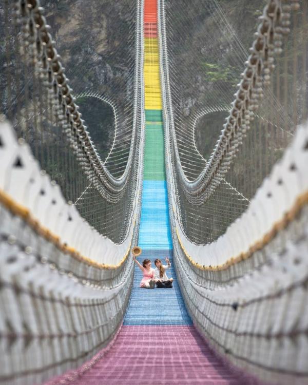 南投打卡新景點「雙龍七彩吊橋」 全台最長夢幻深山彩虹步道