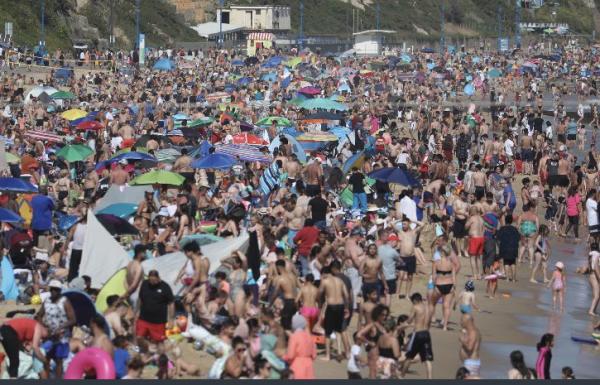 英國50萬人無懼疫情湧入沙灘 情況失控政府列「重大事件」應變