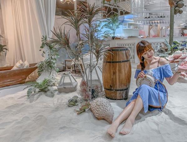 多個打卡位！桃園人氣室內沙灘主題Cafe 度假風吊椅/夢幻旋轉白馬/花花韆鞦