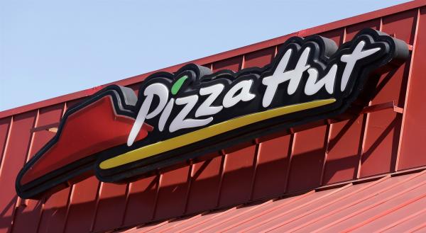 全美最大Pizza Hut加盟商宣佈破產 負債近10億美元、擁1200門市