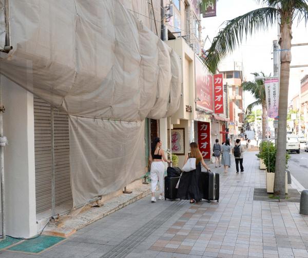 疫情影響遊客銳減 沖繩國際通40間店舖結業