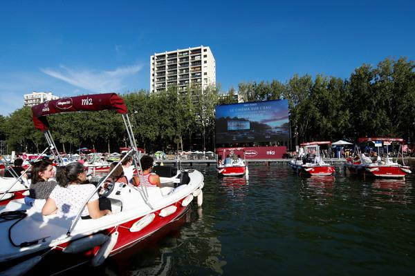 法國無懼疫情照辦巴黎沙灘節 塞納河上坐遊艇露天看電影