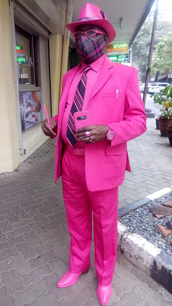每日只穿一種顏色服飾出街如人肉色盤！ 非洲「色男」大叔時尚打扮成網絡熱話