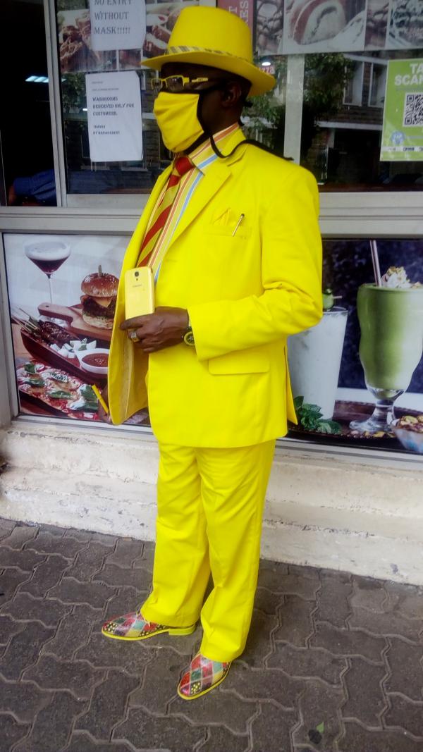 每日只穿一種顏色服飾出街如人肉色盤！ 非洲「色男」大叔時尚打扮成網絡熱話