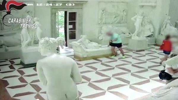 為影相坐上意大利200年歷史雕像 遊客弄斷雕像3隻腳趾無通報走人