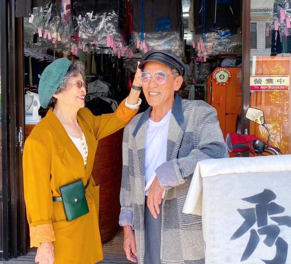 台灣超人氣洗衣舖80歲「萬秀CP」 潮著客人遺棄舊衫變KOL