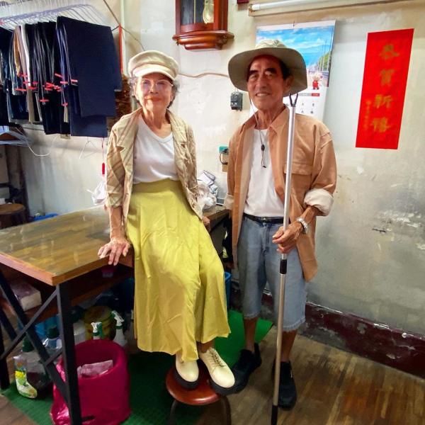 台灣超人氣洗衣舖80歲「萬秀CP」 潮著客人遺棄舊衫變KOL