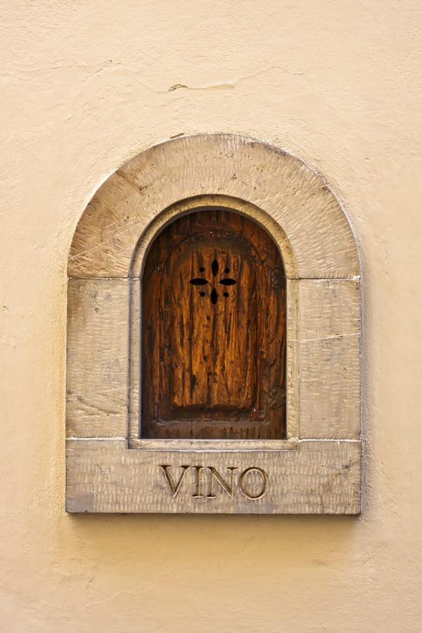 意大利餐廳重返17世紀 用小窗口送飲品保持社交距離