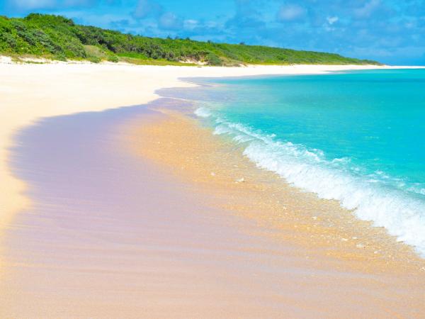 沖繩離島夢幻彩虹沙灘 Tiffany Blue海水配紫羅蘭色漸層美如畫
